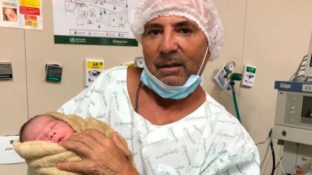 九游娱乐平台-妻子年轻22岁 阿根廷前主帅桑保利60岁再当爸爸！