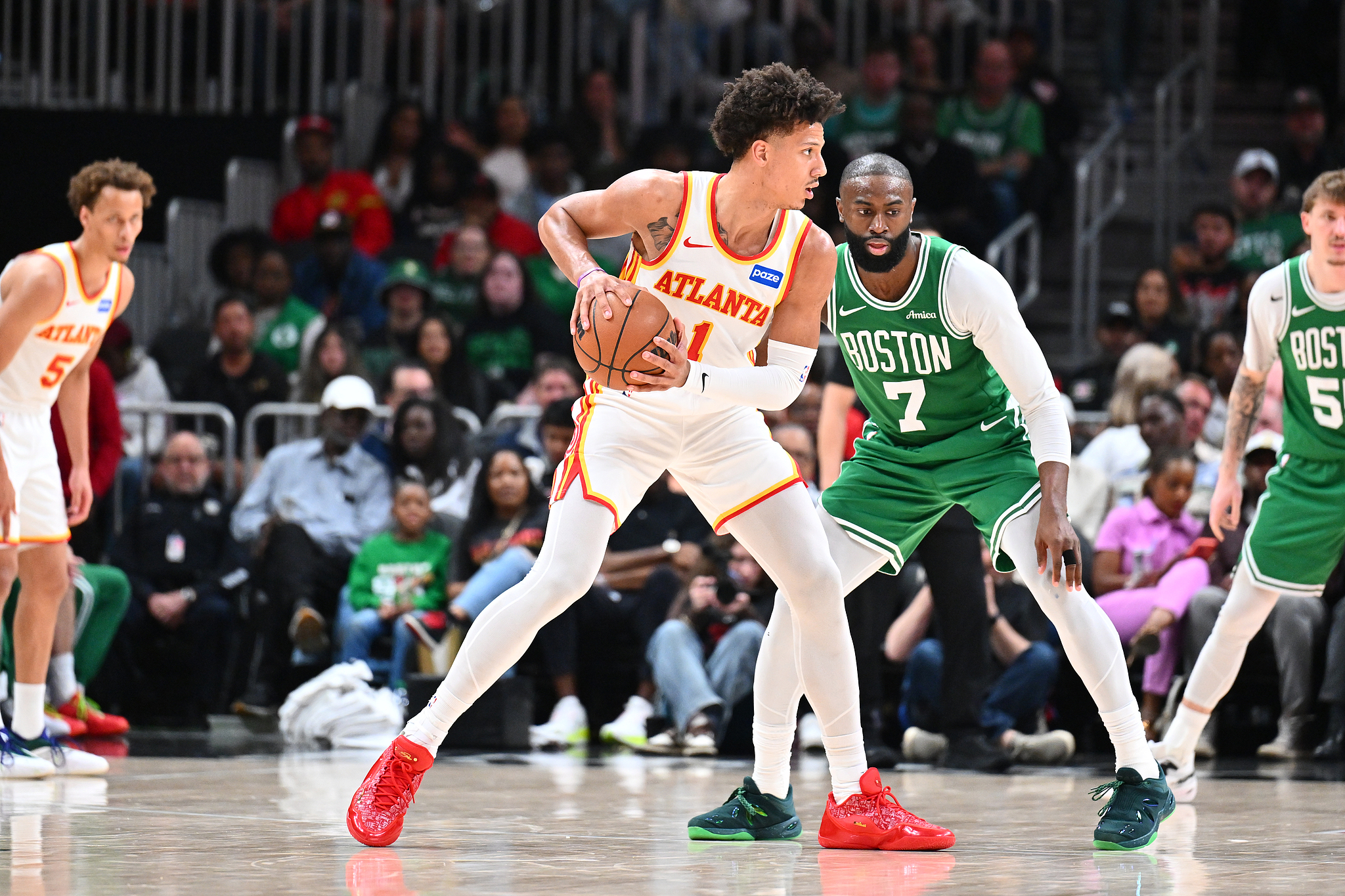 九游娱乐官网-约翰逊20+12布朗复出29+10+9 老鹰主场击退凯尔特人